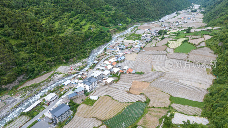 川西阿坝理小路自驾途中的理县朴头镇罗沟村