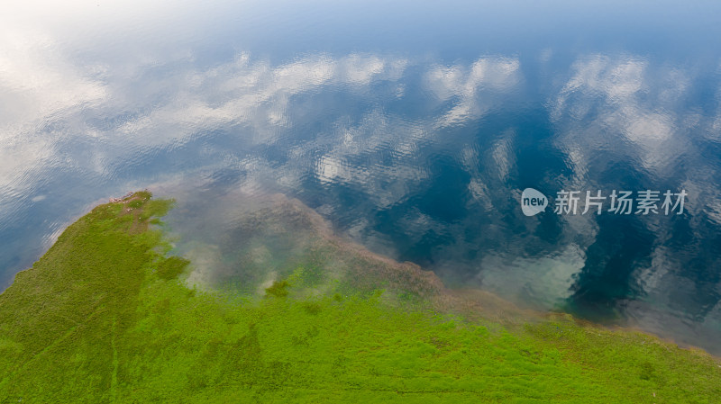 湖泊河流水面倒影绿洲天空云朵自然风景背景