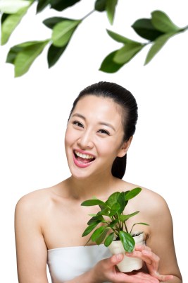 棚拍年轻女人和绿色植物