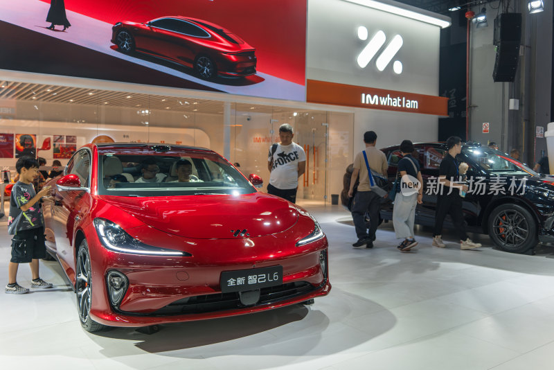 华南国际车展上智己L6型新能源汽车