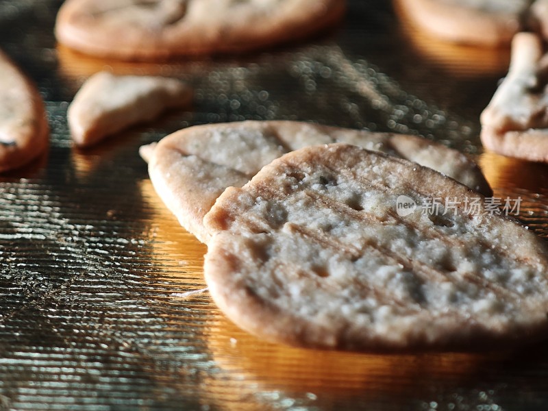 金色背景上放置着的美味饼干