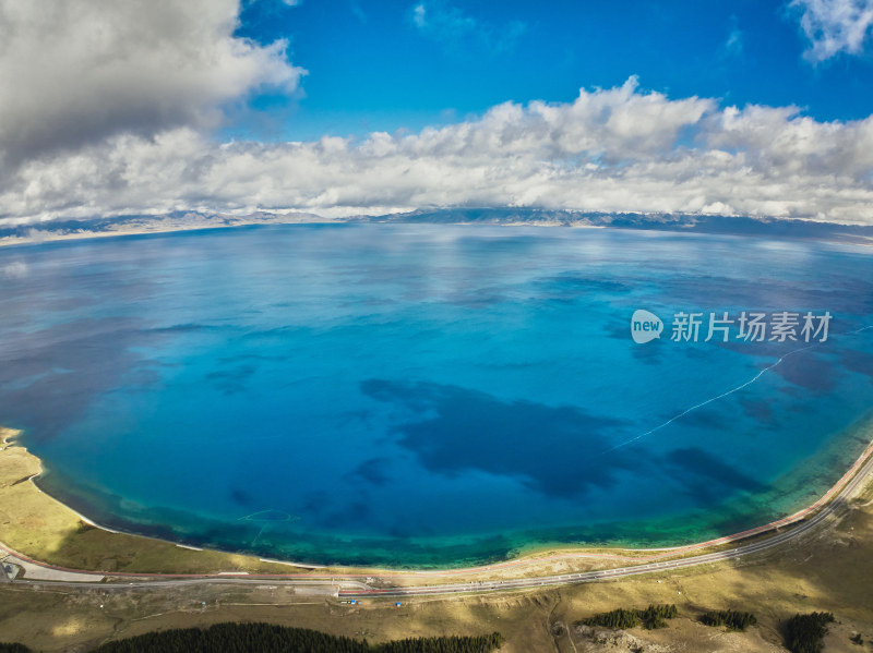 云海下的赛里木湖