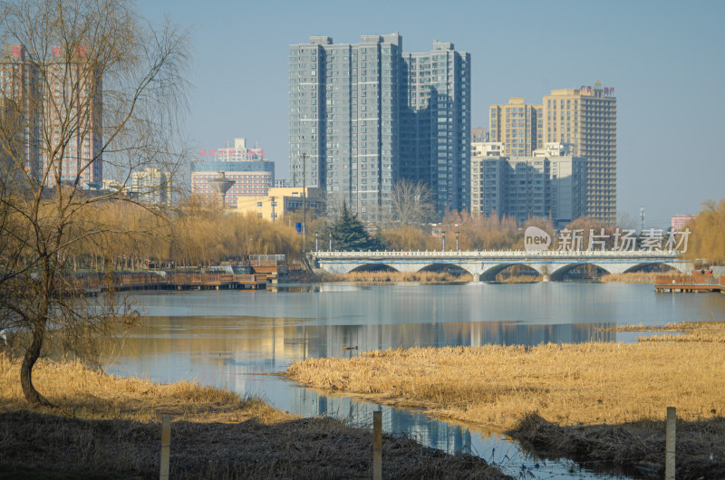 陕西省渭南市临渭区冰封的湭河风光