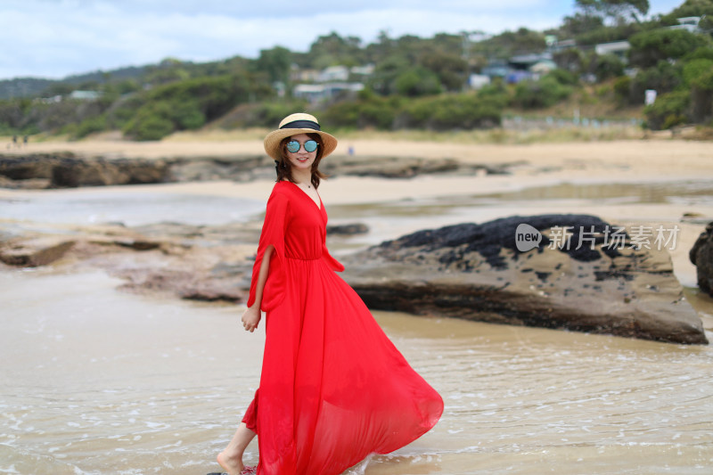 澳大利亚大洋路海边穿红裙的女人