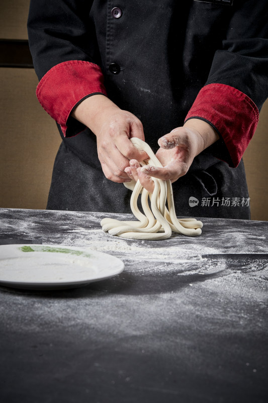 技艺精湛的拉面师在展示拉面制作