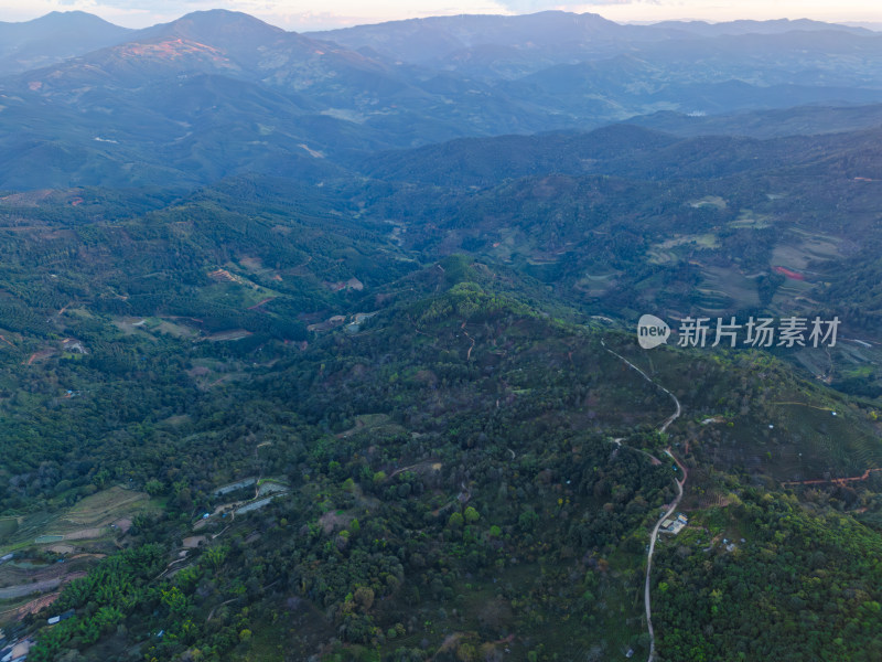 航拍暮色下的景迈山古寨田园风光