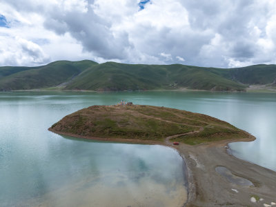 西藏阿里地区浪措绿色湖泊高空航拍