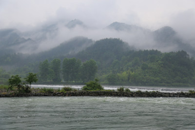 山间云雾河流