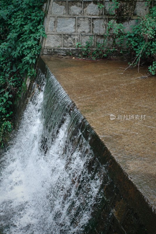 带绿植的小瀑布流水景观