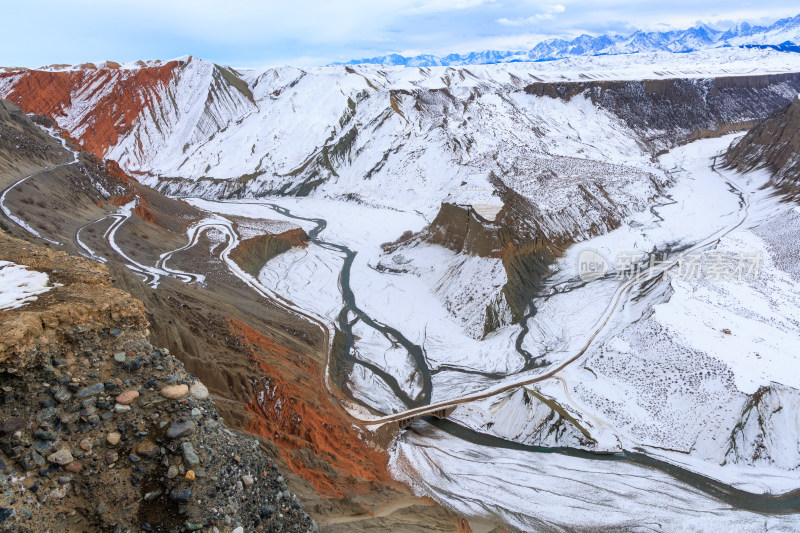 航拍新疆冬季安集海大峡谷雪景雪山山脉河流