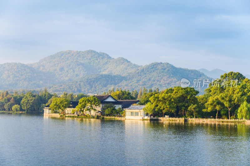 立冬杭州西湖日出朝霞水面倒影