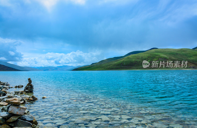 西藏山南羊卓雍措羊湖旅游景区湖泊远山风光