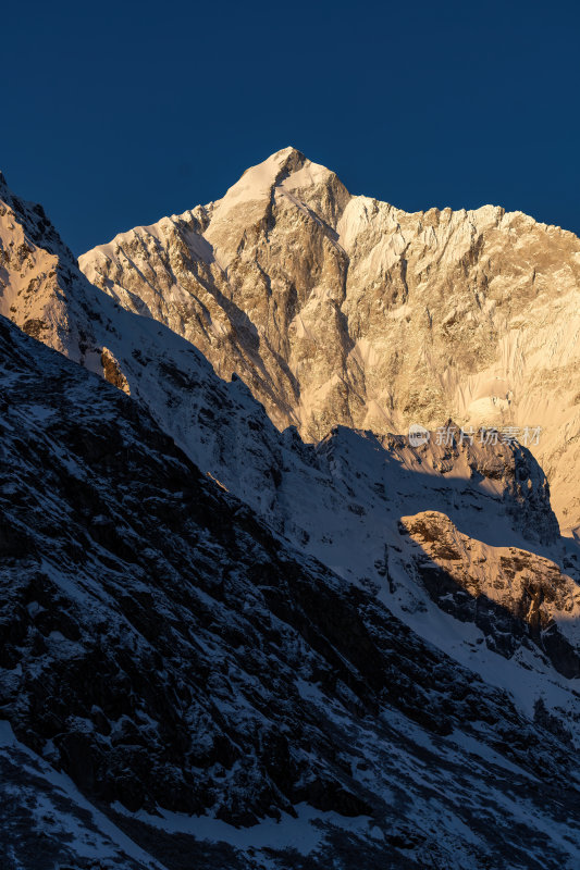 西藏日喀则珠峰东坡嘎玛沟喜马拉雅山脉雪山