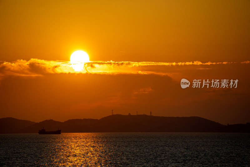 山东烟台东山栈桥海上日出海天相接一色景观