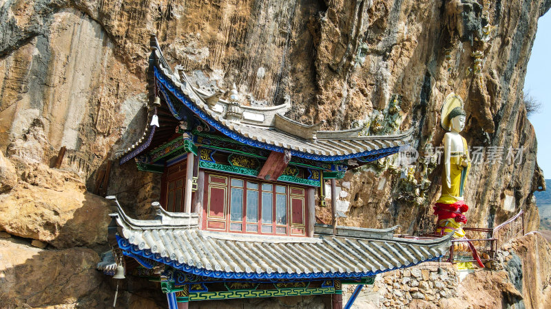 悬崖峭壁上的千年古佛大理宾川观音箐悬空寺