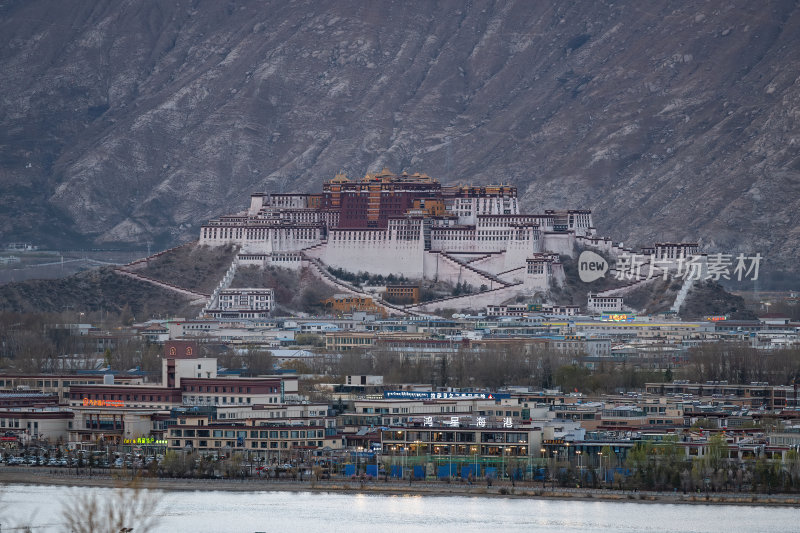 西藏拉萨日光之城布达拉宫圣地宁静建筑群