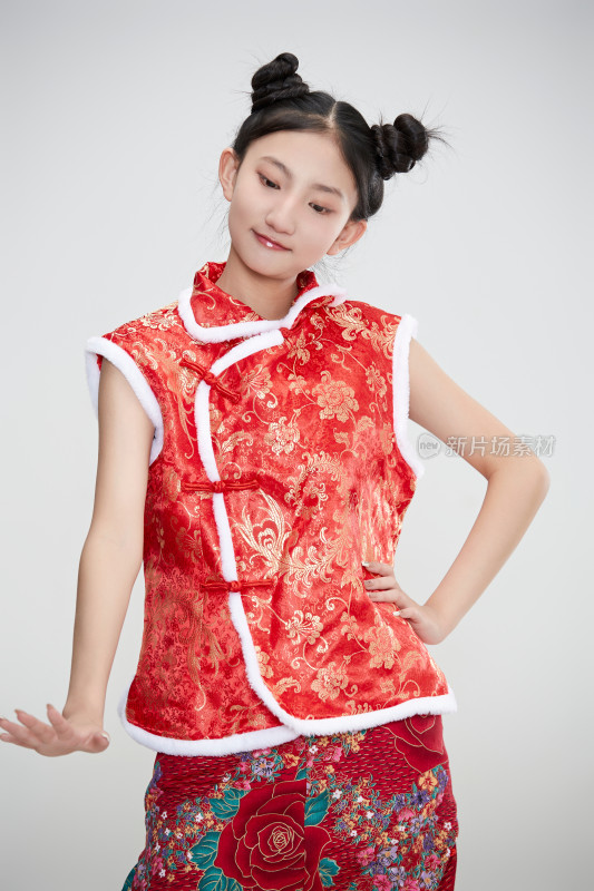 白色背景下身穿喜庆传统服饰的亚洲可爱少女