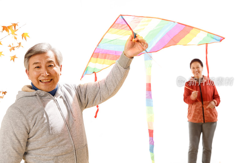 老年夫妇放风筝