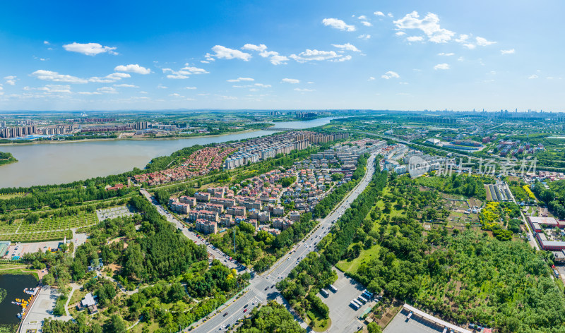 江河环绕的现代住宅区航拍全景