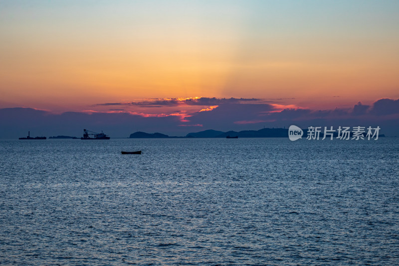 山东烟台东山栈桥海上日出海天相接一色景观