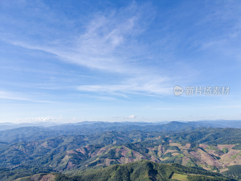 航拍壮阔山景与蓝天白云相映的自然景观