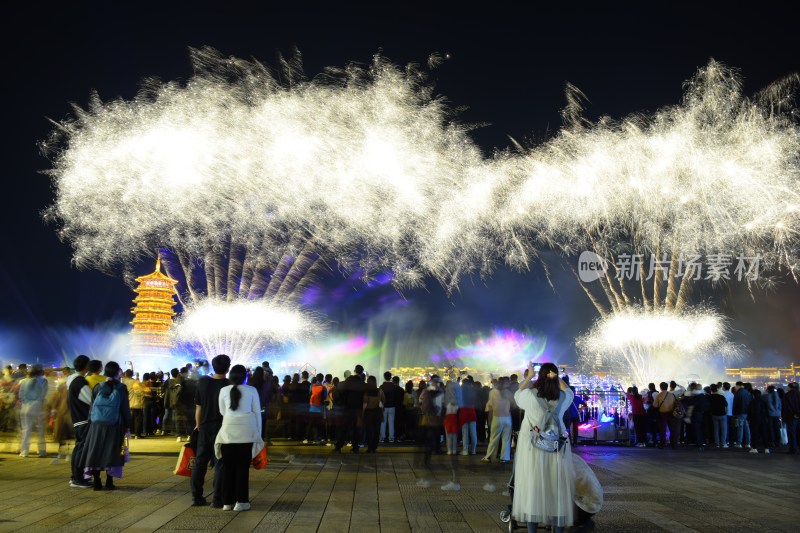 长沙铜官窑人群观赏烟花与塔楼夜景