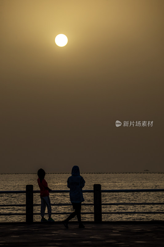 山东日照灯塔景区海上雾色日出景观