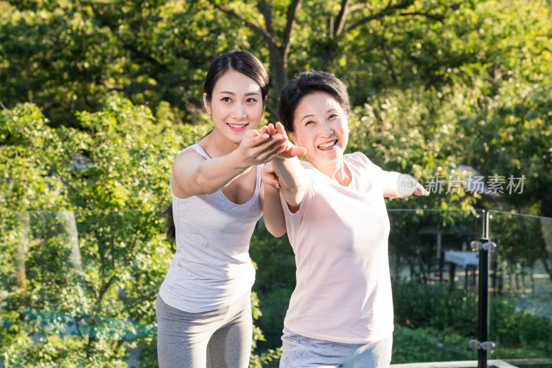 一个年轻女人在指导一个老年人锻炼身体