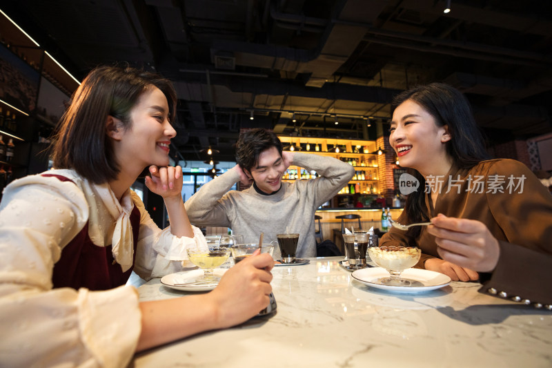 餐吧内聊天的年轻朋友