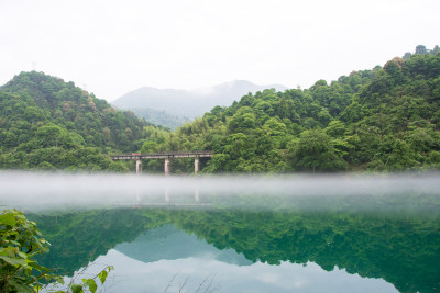 雾漫小东江