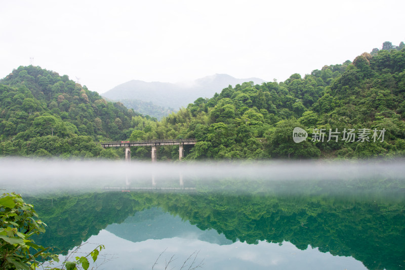 雾漫小东江