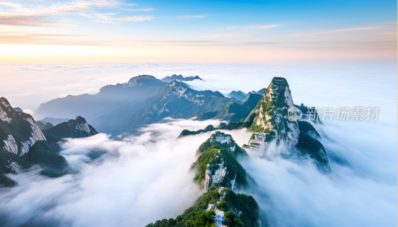 云雾缭绕的壮丽华山山景