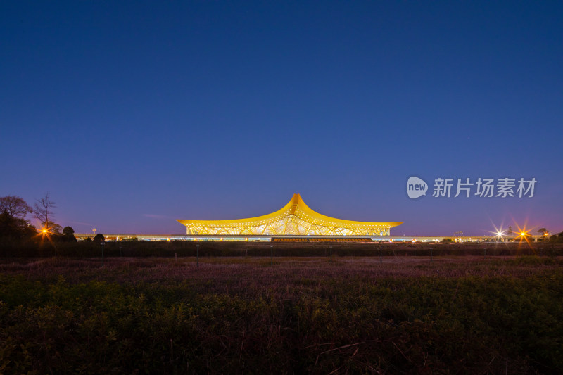 夜幕下的昆明长水国际机场正面全景图