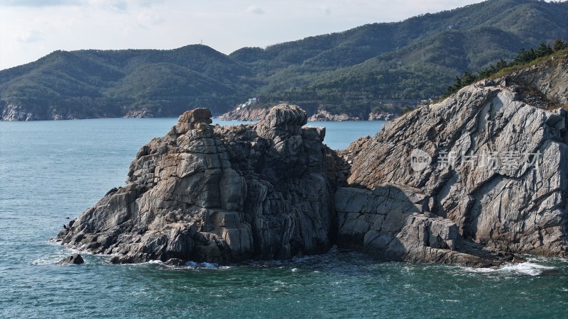 航拍威海市环翠区北环海路猫头山秋季风景