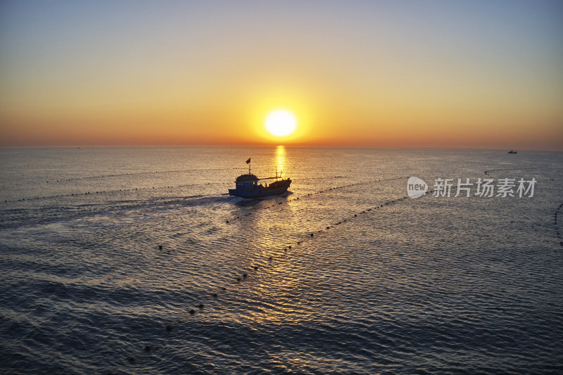 温暖的海上日出