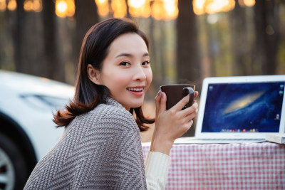 青年女人户外露营