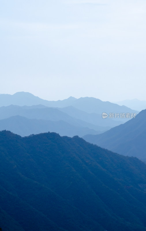 群山与天空的风景