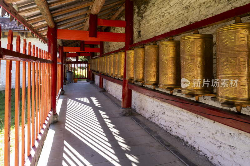 松潘县牟尼沟牟尼后寺内铜制转经筒阳光光影