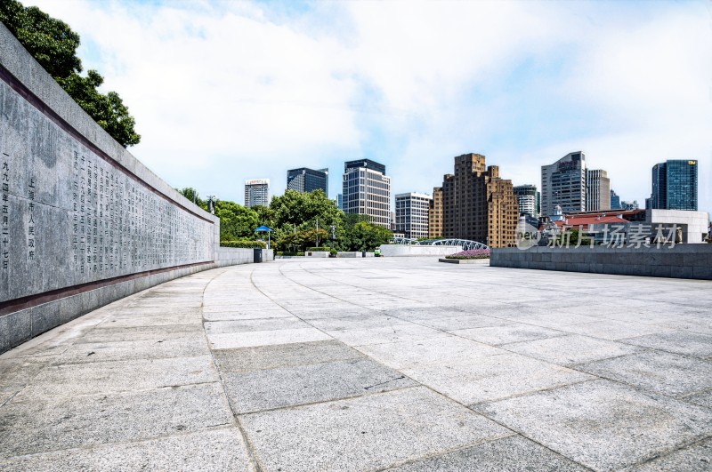 上海外滩城市广场开阔地面与远景建筑