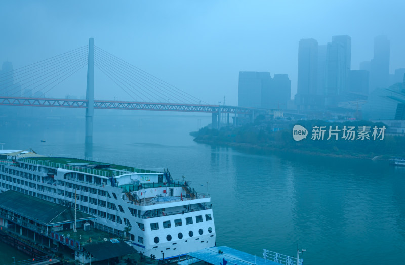重庆朝天门码头与滨江城市高楼建筑