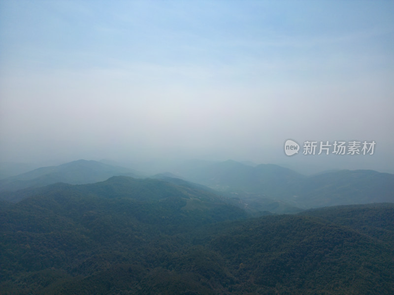 航拍郊外的山脉自然风光