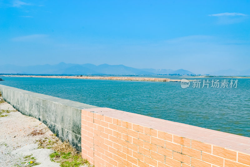 海边堤坝的宁静景色