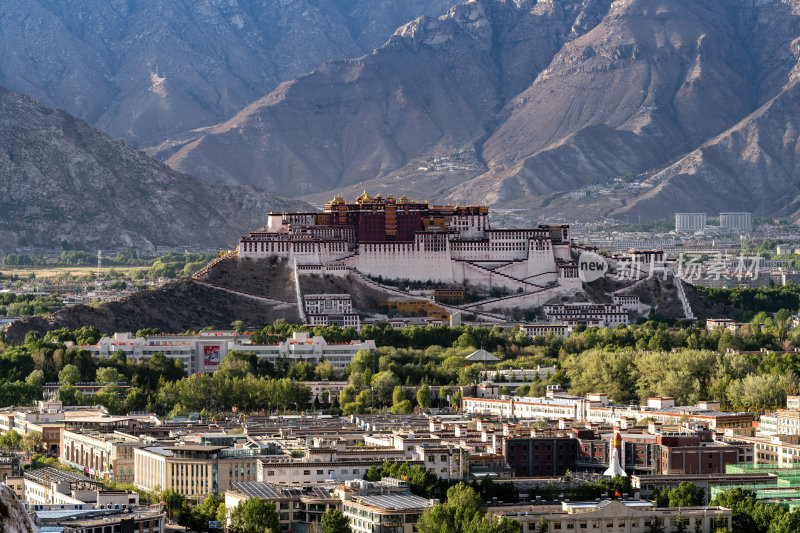 西藏拉萨南山公园远眺高原圣殿布达拉宫全景