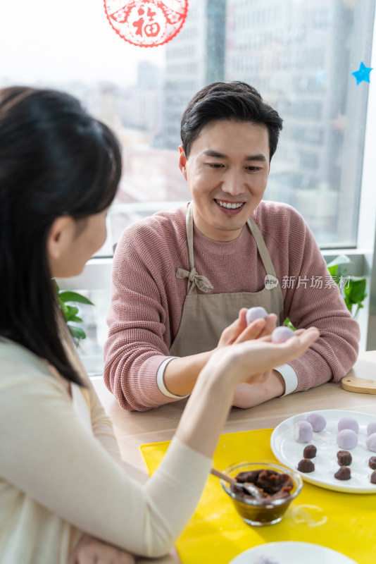 快乐的年轻夫妻包汤圆