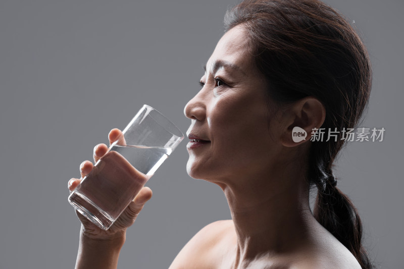 中年女人喝水
