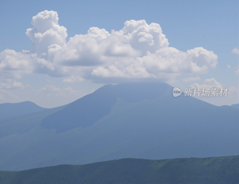 蓝天白云下的远山风景