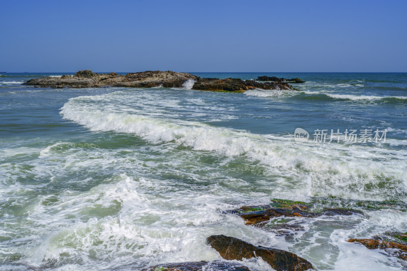 广东惠州黑排角海浪拍击岩石的壮丽瞬间