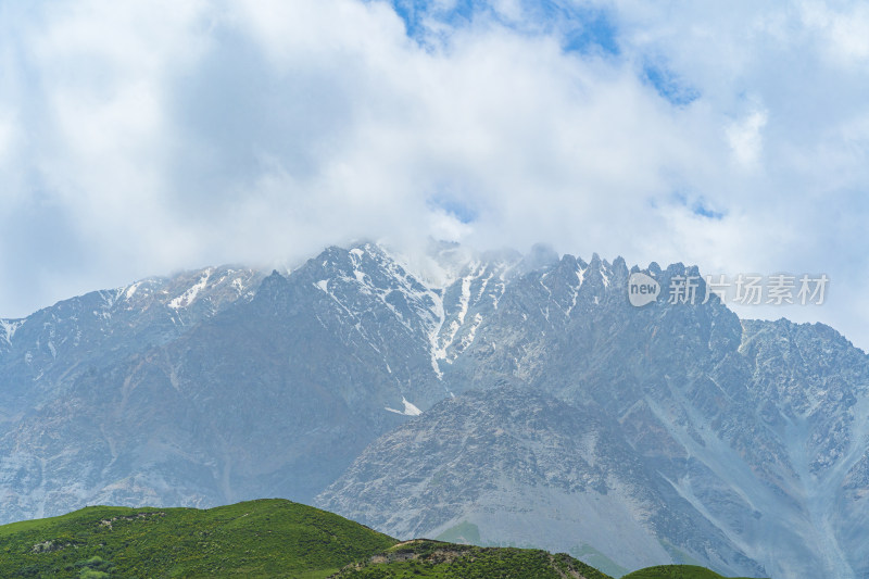 夏季青海祁连山高山草原牧场与祁连雪山