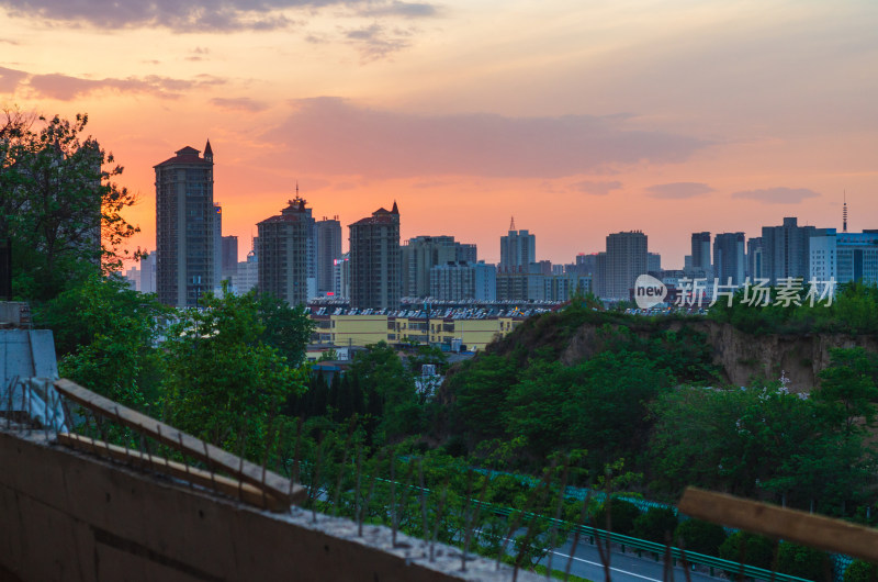 陕西渭南黄昏时分的城市天际线