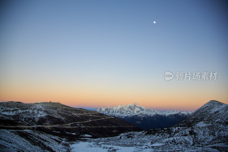 西藏林芝雪景南迦巴瓦峰日照金山雪山夕阳